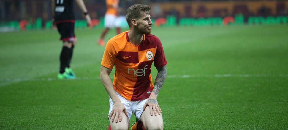 Atkı ve bere ile kendini kamufle ederek dolaşıyor!