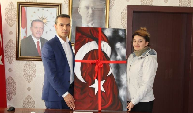 Kütahya'da öğretmenden kaymakama Türk bayraklı hediye
