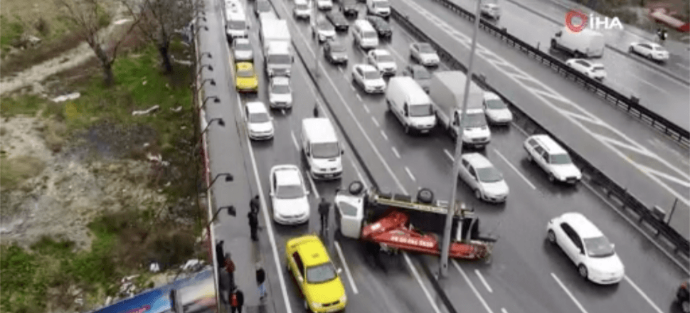 E-5'te vinç devrildi trafik kilitlendi...