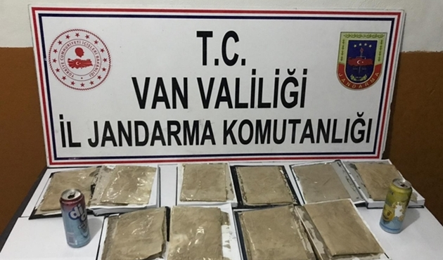 Van'da kitapların içinden eroin çıktı
