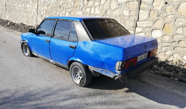 Elazığ'da yamaçtan yuvarlanan taşlar, maddi zarar oluşturdu
