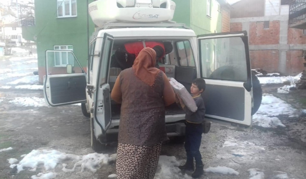 Düzce Kızılay’dan evi yanan aileye yardım
