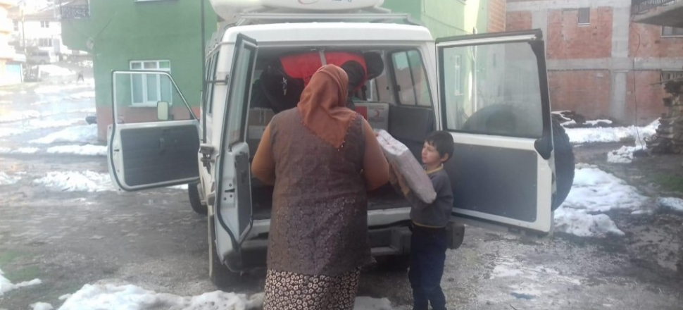 Düzce Kızılay’dan evi yanan aileye yardım