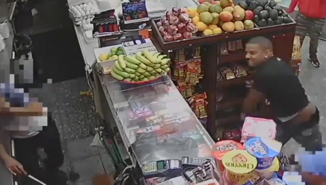 Market kasiyerine avokado ile saldırdılar!
