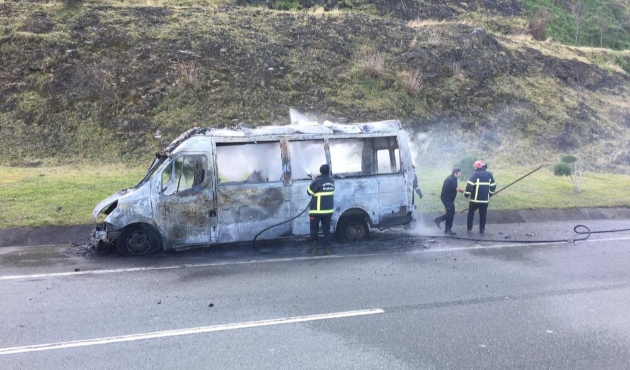 Trabzon'da servis minibüsü seyir halindeyken yandı