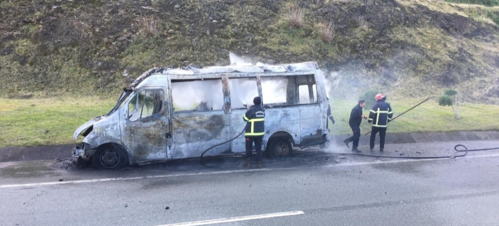 Trabzon'da servis minibüsü seyir halindeyken yandı