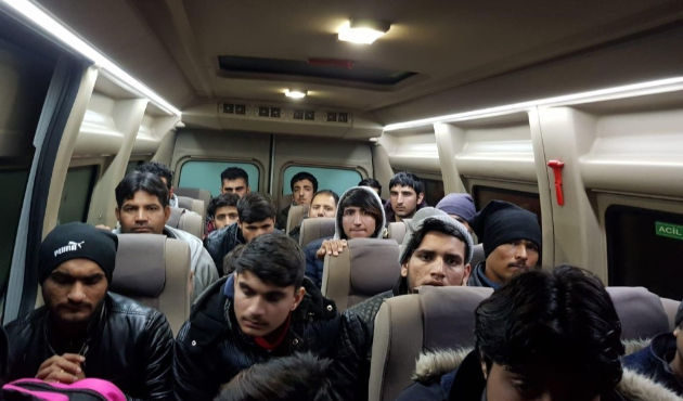 Tekirdağ’da 2 minibüs dolusu kaçak göçmen ele geçirildi