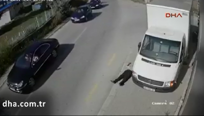 Sıcaktan bayıldı, kimse yardım etmedi!