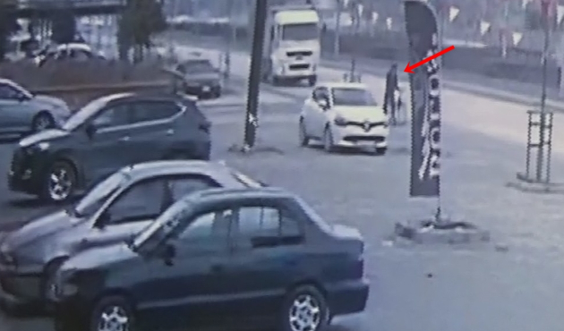 Kamyon, kaldırımdaki genci böyle altına aldı...