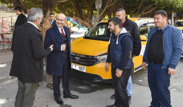 Adana'da Vali Demirtaş, taksi durağı esnafı ile buluştu