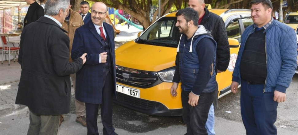 Adana'da Vali Demirtaş, taksi durağı esnafı ile buluştu