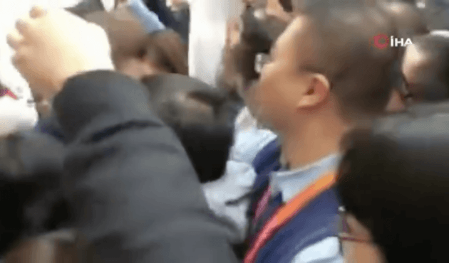 Gazeteciler bir rapor için birbirlerini ezdi!