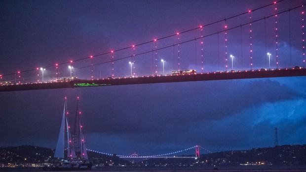 Greenpeace'in efsane gemisi Rainbow Warrior boğazdan geçti (VİDEO)