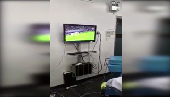 Ameliyat sırasında futbol maçı izleyen doktorlar!