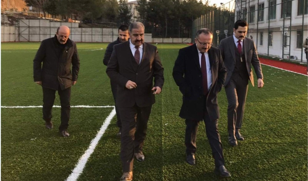 Siirt'te Vali Atik, spor kompleksinde incelemeler yaptı