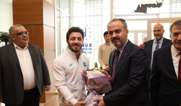 Bursa'da Başkan Aktaş milli güreşçilerle bir araya geldi
