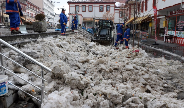Yozgat Belediye ekiplerinin kar ve buz temizleme mesaisi