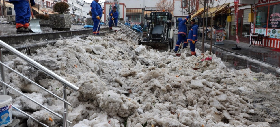Yozgat Belediye ekiplerinin kar ve buz temizleme mesaisi