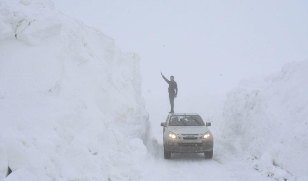 Kato Dağı'nda 7 metre karda vatan nöbeti!