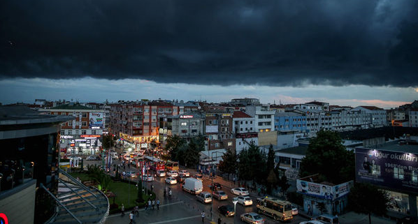 İstanbul'da sağanak çilesi... 9 ev su altında kaldı