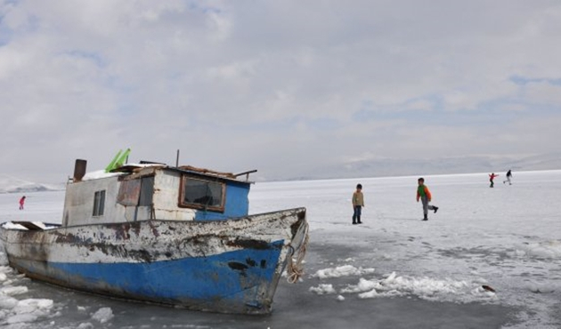 Bitlis'teki Nazik Gölü buz tuttu