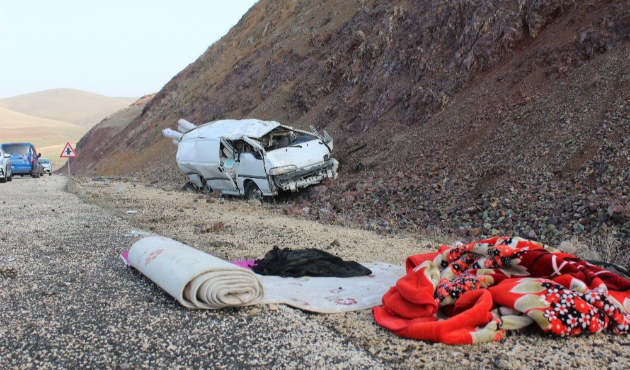 Elazığ’da ticari araç takla attı: 3 yaralı