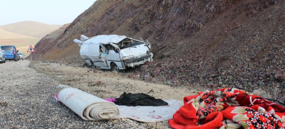 Elazığ’da ticari araç takla attı: 3 yaralı