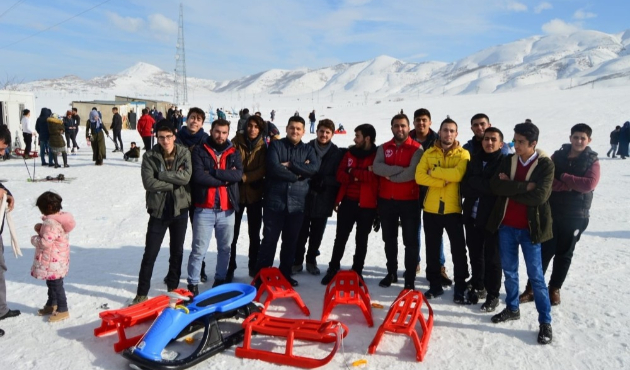 Bitlis'te Ahlatlı gençler kayak yaptı