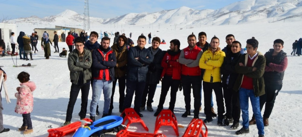 Bitlis'te Ahlatlı gençler kayak yaptı