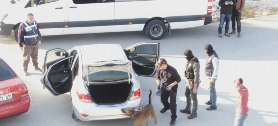 Adana'da uyuşturucu tacirlerine operasyon
