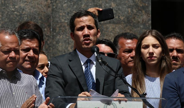 Guaido, Maduro'yu devirmek için askerlere yanaştı!