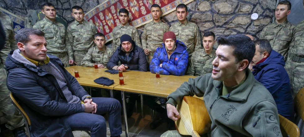 Söz dizisi oyuncuları Mehmetçik'le buluştu!