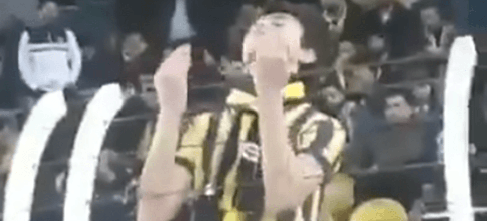 Fenerbahçeli taraftar sahaya okunmuş buğday attı!