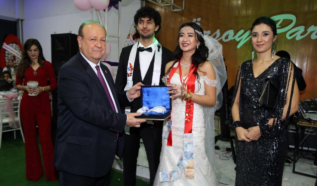 Aydın'da Mesut Özakcan genç çiftleri yalnız bırakmadı
