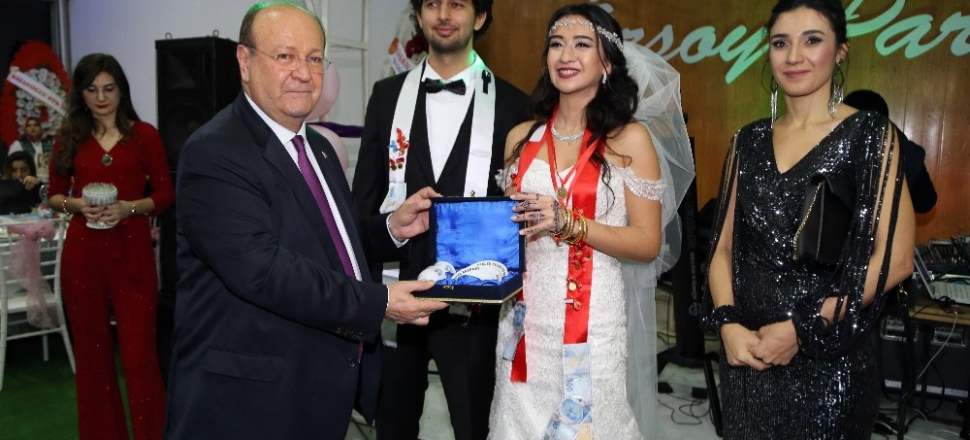 Aydın'da Mesut Özakcan genç çiftleri yalnız bırakmadı