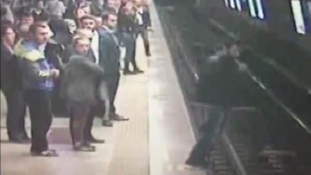 Taksim Metro İstasyonu'nda intihar girişimi (VİDEO)