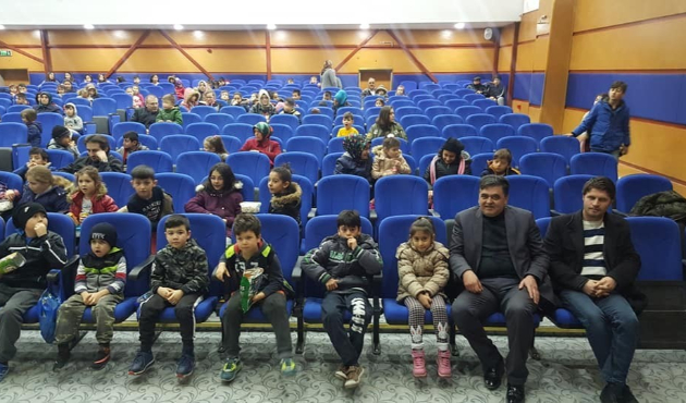 Bilecik'te Başkan Yalçın, çocuklarla sinema izledi