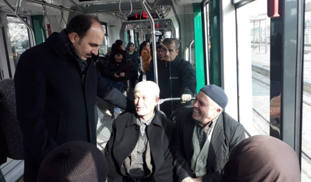 Konya'da Başkan Altay tramvayda vatandaşlarla buluştu