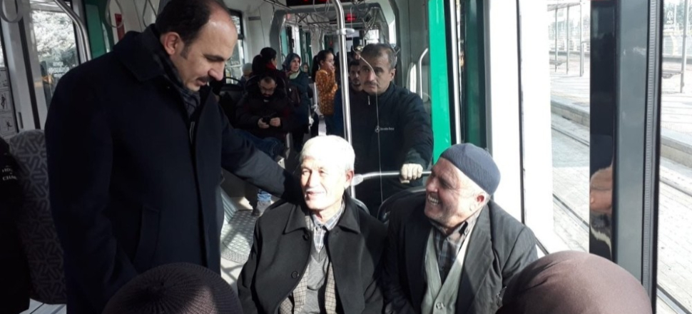 Konya'da Başkan Altay tramvayda vatandaşlarla buluştu