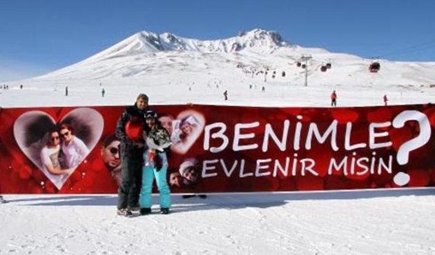 Kayseri Erciyes'te, kayak pistinde süpriz evlenme teklifi
