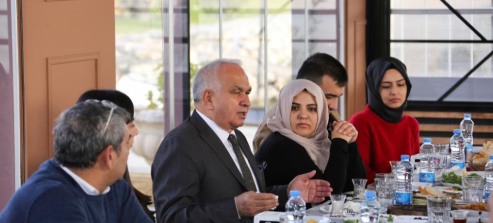 Mersin'de Başkan Tollu, şehir dışında okuyan gençlerle buluştu