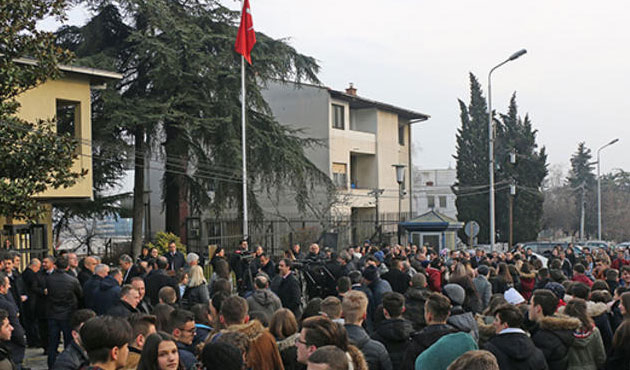 Makedonya hükümetine tepki yağdı