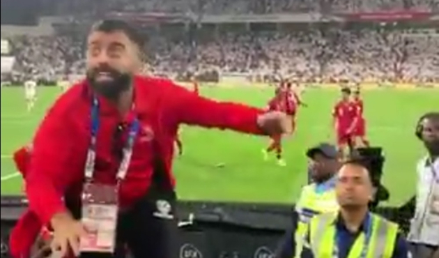 BAE taraftarları sahaya ayakkabı ve şişe fırlattı!