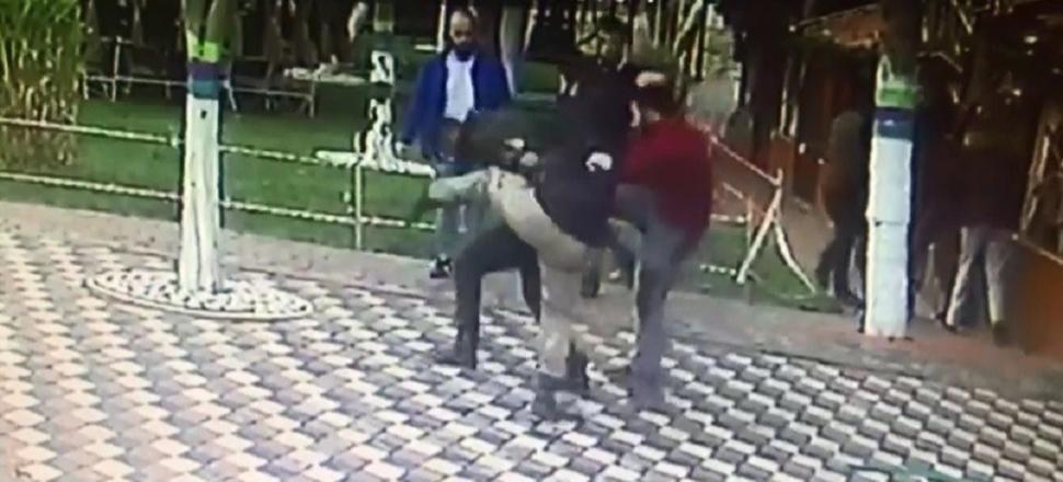Dehşet! Genç kıza laf atıp, sevgilisini dövdüler