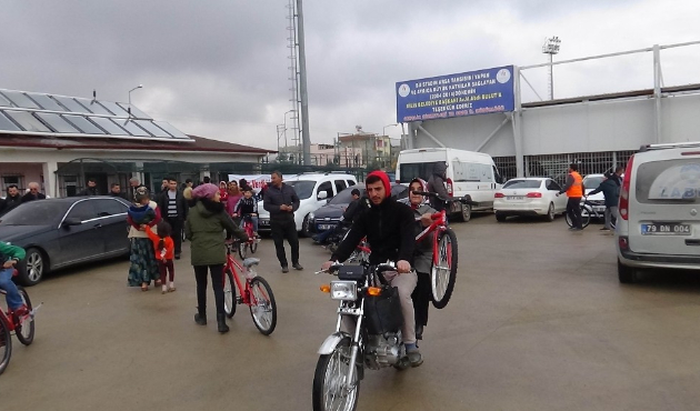 Kilis’te bisiklet dağıtımı sürüyor