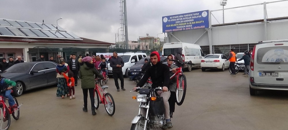 Kilis’te bisiklet dağıtımı sürüyor