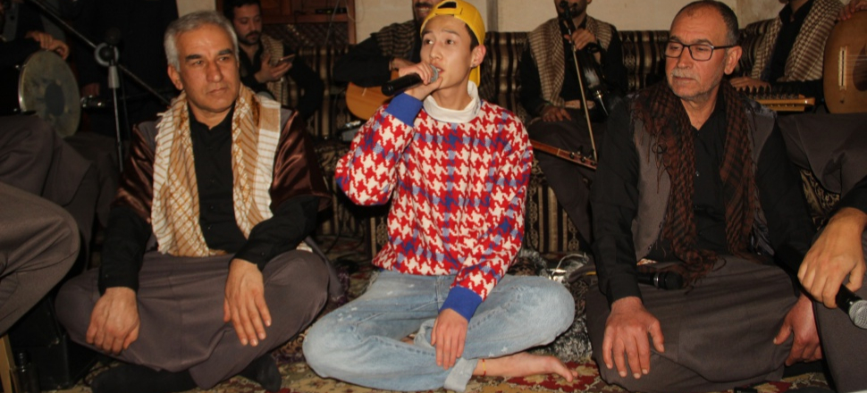 Çinli şarkıcı Şanlıurfa'da sıra gecesine katılıp çiğ köfte yoğurdu!