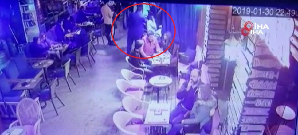 Kafede oturan kız arkadaşını öldürdü, intihar etti