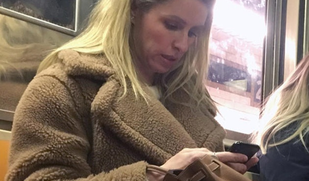 Özel uçağı olan milyarder metrodan çıktı!
