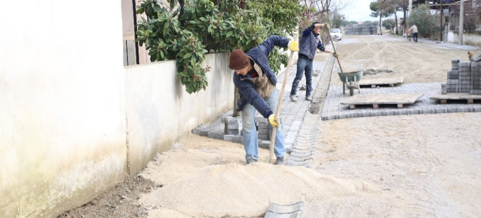 Balıkesir Burhaniye’de yol yapım seferberliği sürüyor